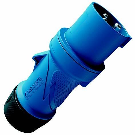 Blauer Industrie-Stecker auf weißem Hintergrund, diagonal dargestellt mit schwarzem Kabelende.