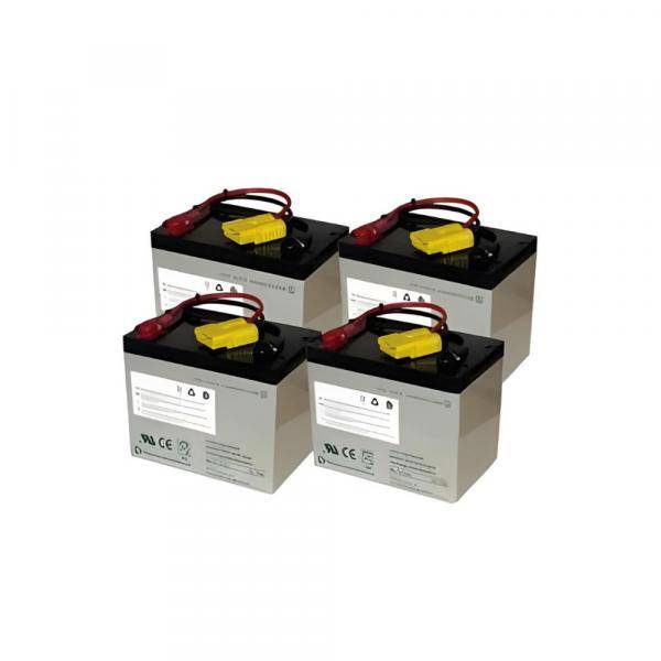 Vier rechteckige Batterien mit roten und gelben Anschlüssen, in einem Rastermuster vor weißem Hintergrund angeordnet.