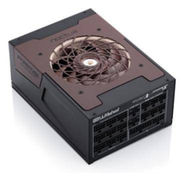 Ein Netzteil mit einem Noctua-Kühlventilator auf der Oberseite, mehreren Anschlüssen und Steckverbindern an der Seite, konzipiert für effiziente Kühlung und Konnektivität.