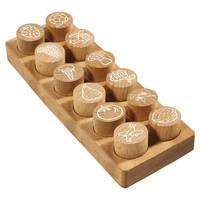 Holztablett im Montessori-Stil mit zehn runden Knöpfen, die jeweils mit einem weiß gezeichneten Tiersymbol oder Objektsymbol gekrönt sind.