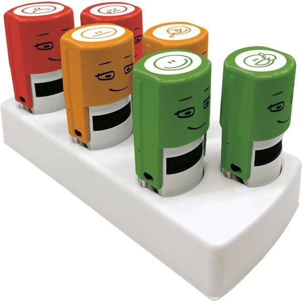 Fünf bunte Cartoon-Batterien mit Gesichtern in einer weißen Ladestation, die Batterieladung oder Stromstatus darstellen.