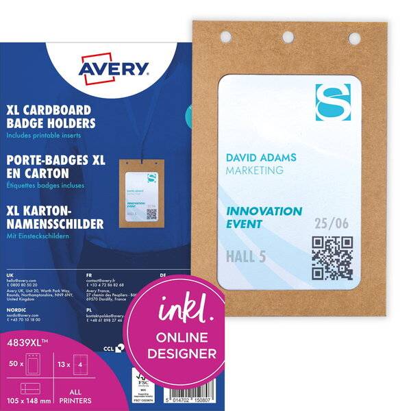 Avery XL Karton-Ausweishüllen-Verpackung neben einem Muster-Namensschild mit QR-Code; hebt den ink! Online Designer und mehrsprachige Kennzeichnung hervor.