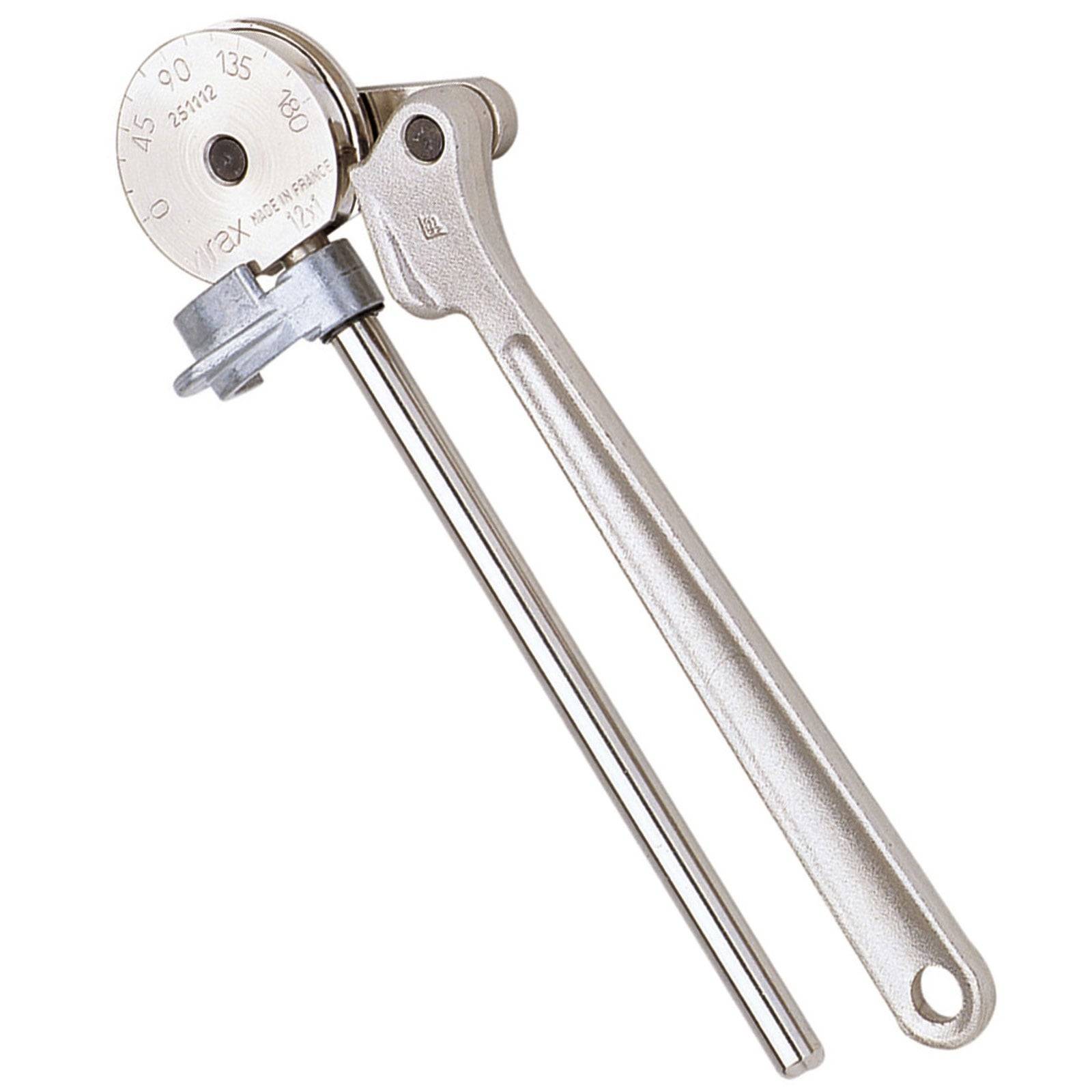 Ein Metallrohrbieger mit einem langen Griff und einem runden Biegekopf, der mit Winkeln markiert ist.