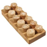 Holzspiel-Spielbrett Mancala mit geschnitzten Bechervertiefungen und kleinen runden Spielsteinen, die in Reihen angeordnet sind.