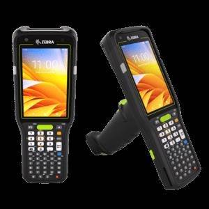 Zwei robuste tragbare Barcode-Scanner mit Touchscreens und Tastaturen, gezeigt in Front- und Schrägansicht vor schwarzem Hintergrund.