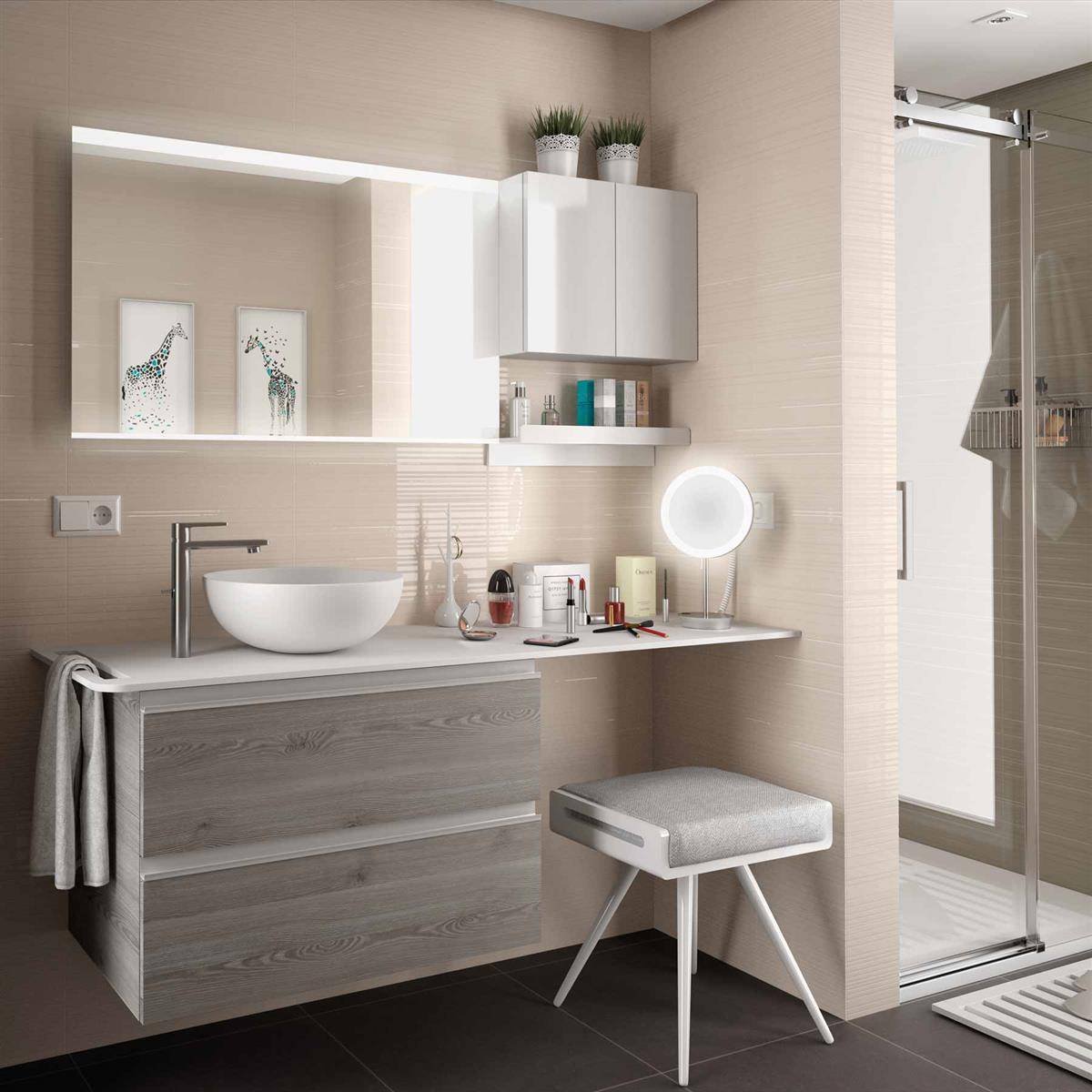 Modernes Badezimmerwaschbecken mit Aufsatzwaschbecken, Spiegelnische, Wandschrank, Hocker und gläserner Duschkabine in einem neutralen Beige-Interieur.