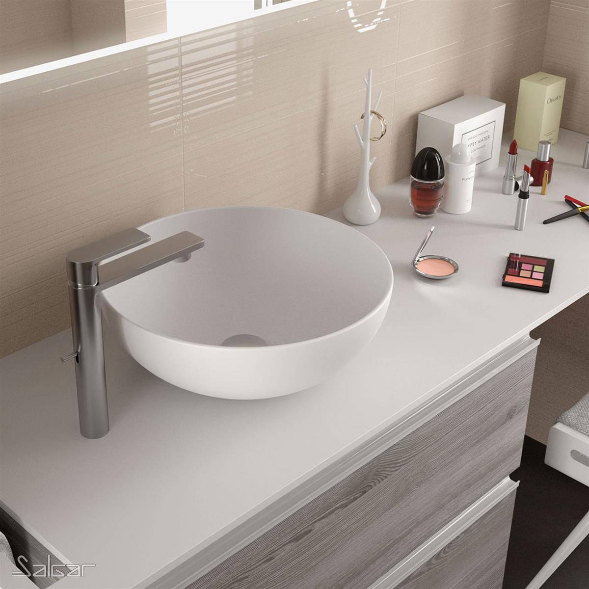 Modernes Badezimmer-Waschtisch mit weißem Aufsatzwaschbecken und Chromarmatur, Kosmetikprodukte und kleine Toilettenartikel auf der Arbeitsfläche angeordnet.