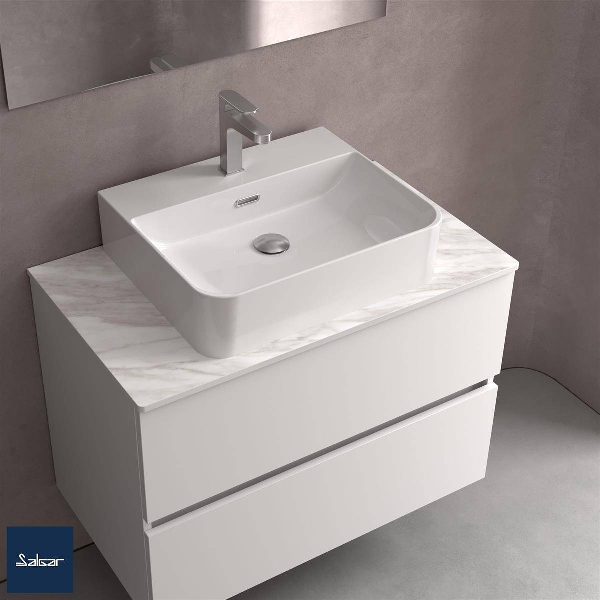 Modernes weißes Badezimmer-Waschtisch mit rechteckigem Aufsatzwaschbecken und Chromarmatur auf einer marmorierten Arbeitsplatte, gezeigt in einem minimalistischen grauem Badezimmer.