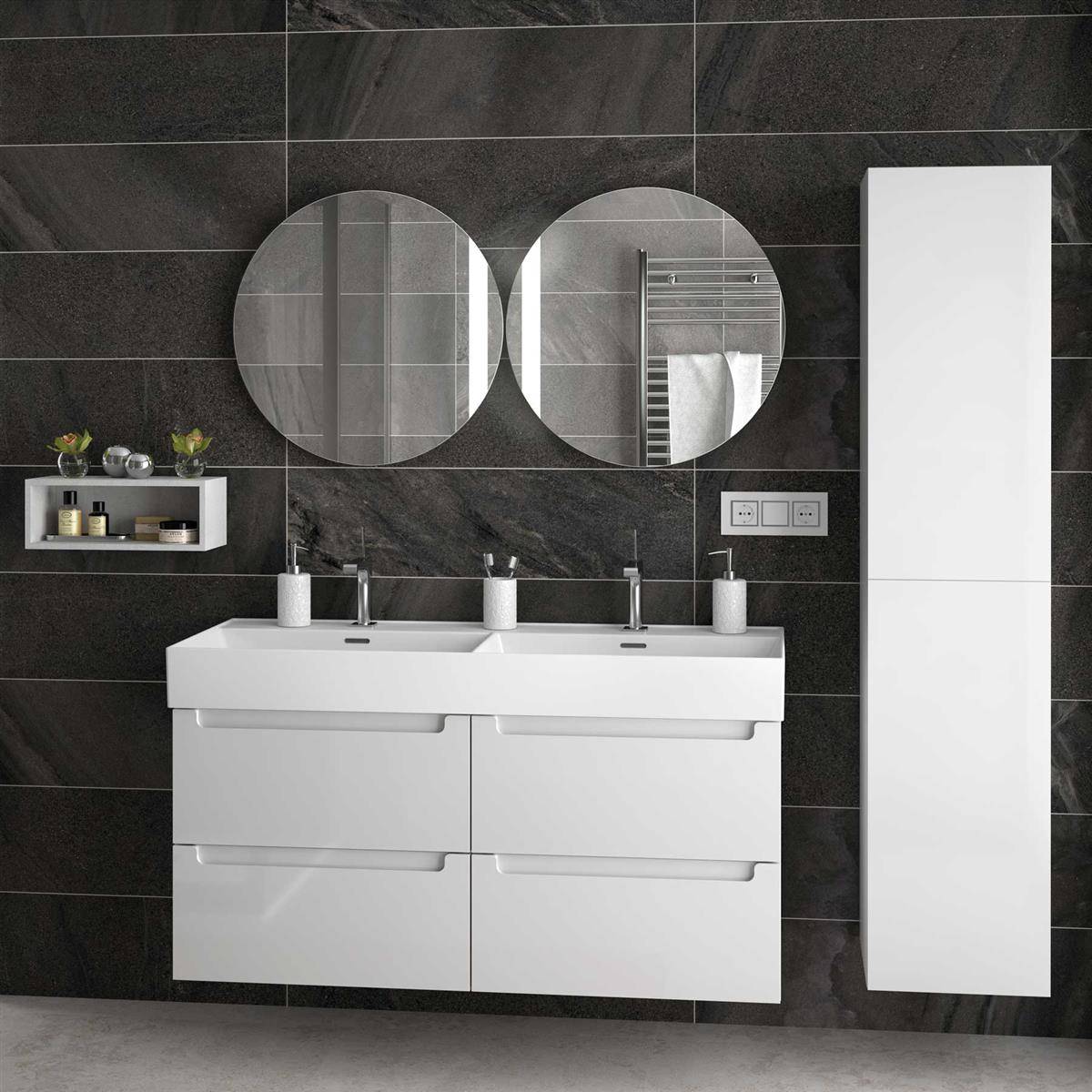 Modernes Badezimmer mit weißem Doppelwaschtisch, zwei runden Spiegeln, schwarzer Fliesenwand, Wandschrank und im Spiegel reflektiertem Duschhandtuch.