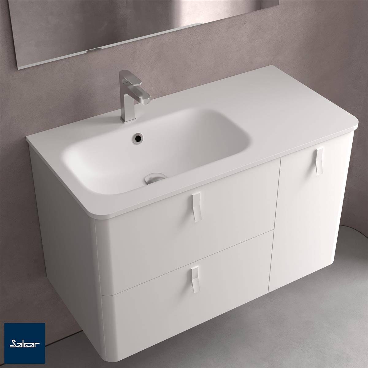 Modernes weißes Badezimmerwaschtisch mit integriertem Waschbecken, Chromarmatur, Spiegel und zwei Schubladen mit Seitenschrank vor einer grauen Wand.