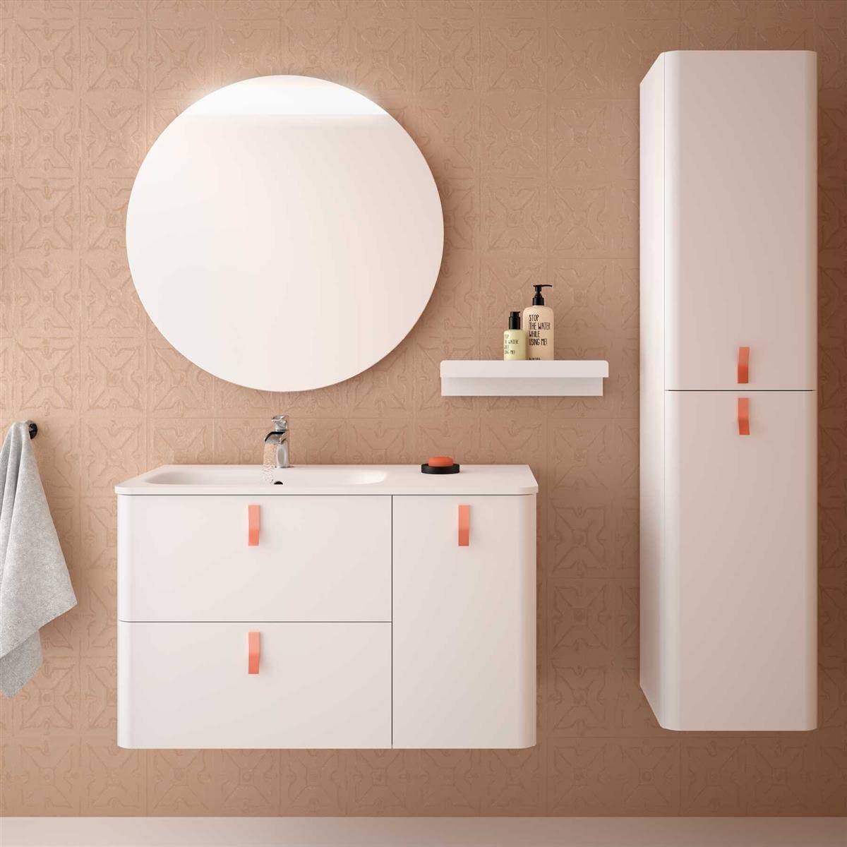 Minimales Badezimmer-Waschtisch mit rundem Spiegel, weißem Spülschrank, Wandregal und hohem Lagerschrank an beiger gemusterter Wand.