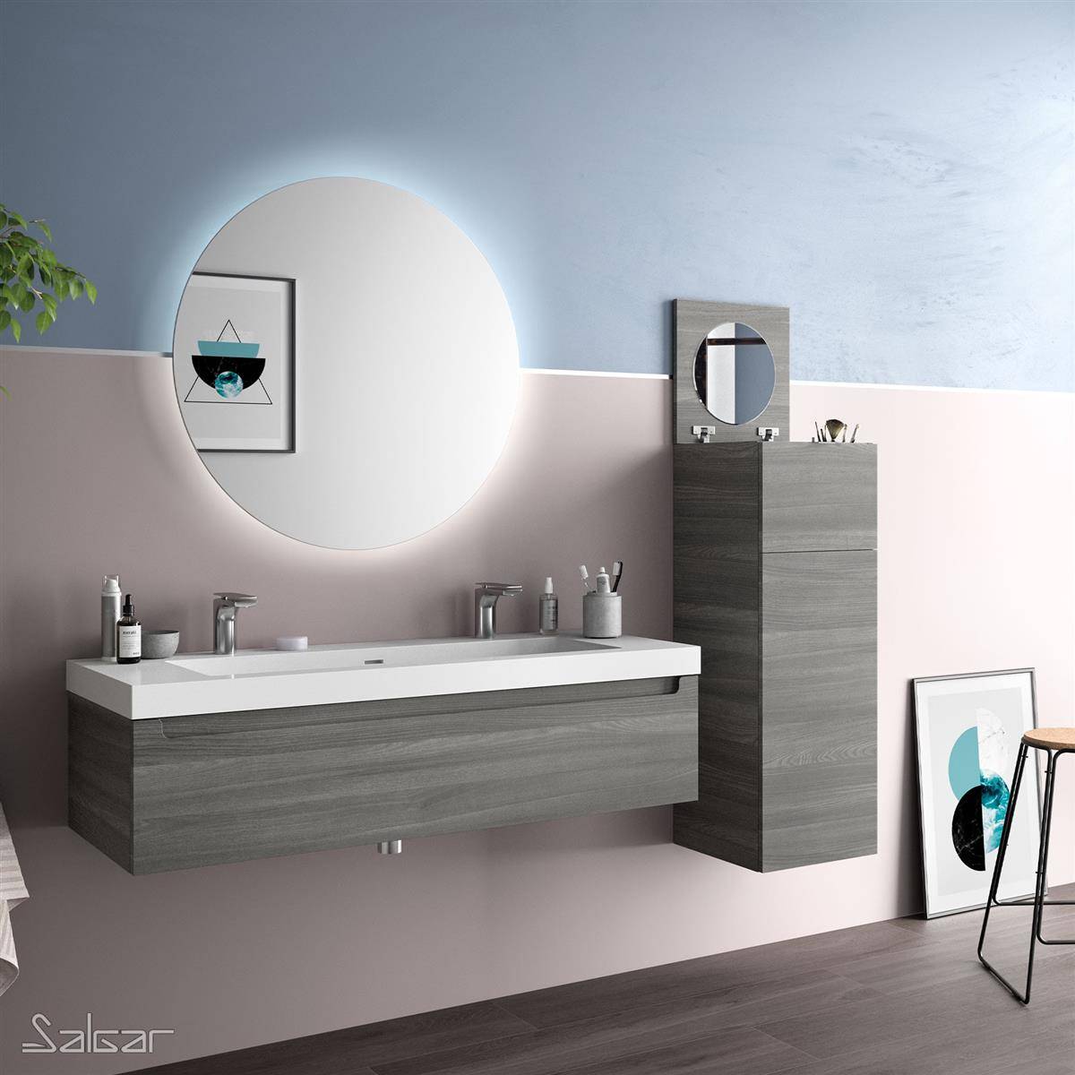 Modernes Badezimmer mit schwebendem Doppelwaschtisch, großem rundem Spiegel, hohem Schrankschrank und minimalistischer Wandkunst an pastellblauen und rosa Wänden.
