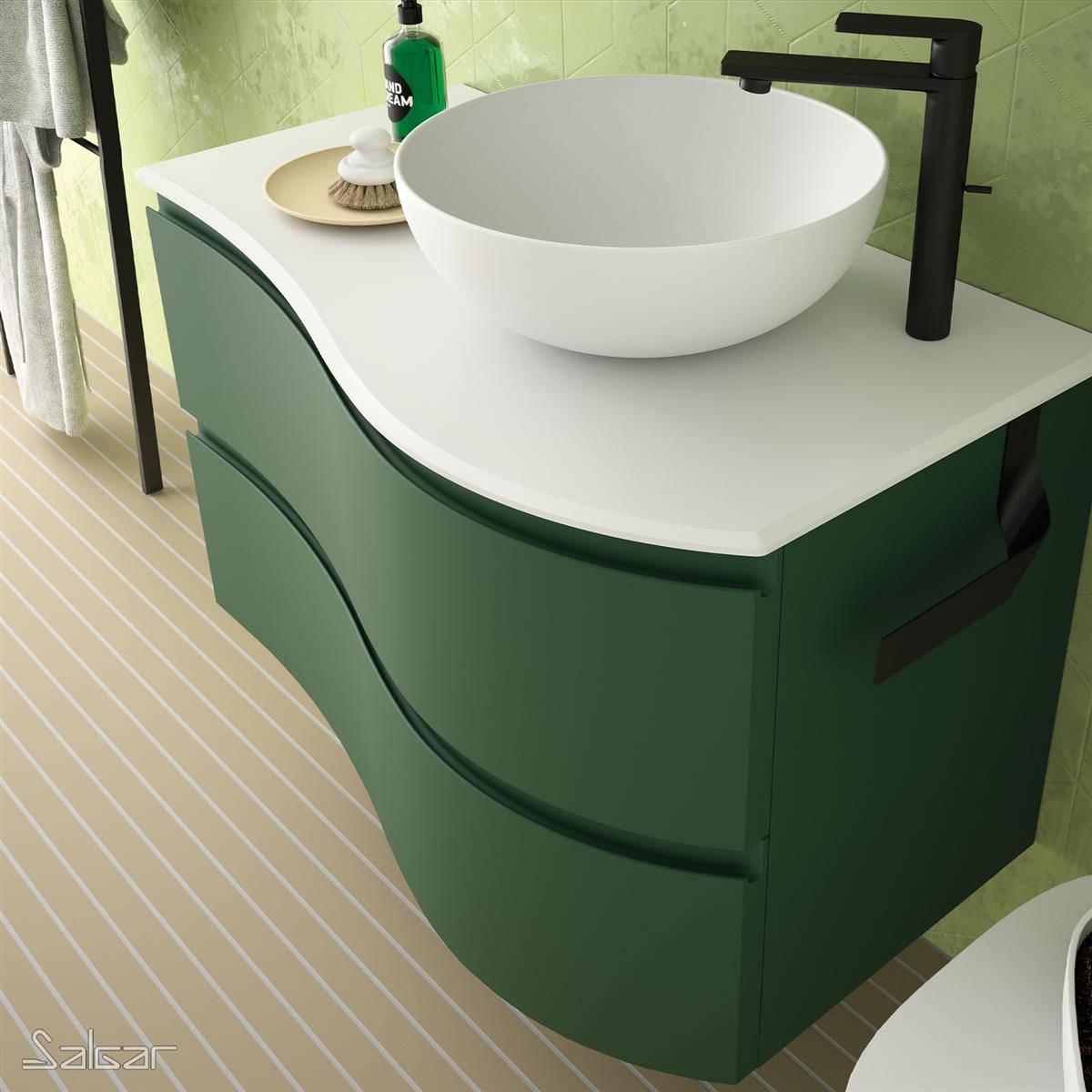 Modernes grünes Badezimmerwaschtisch mit geschwungener weißer Arbeitsplatte, rundem Aufsatzwaschbecken, schwarzem Wasserhahn und minimalistischer Dekoration.