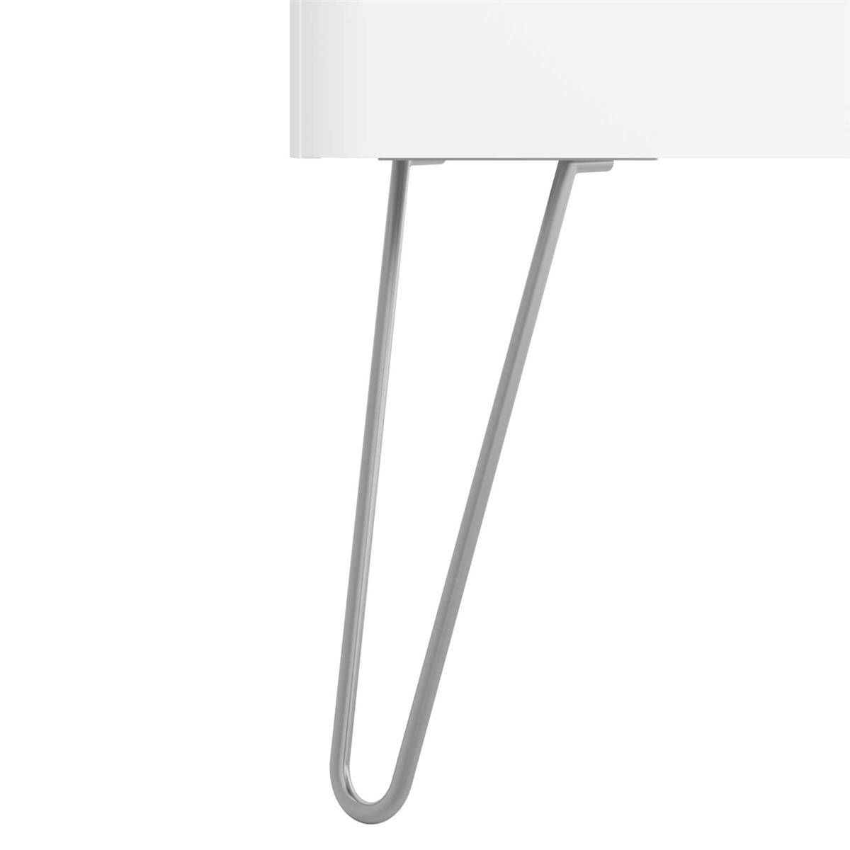 Nahaufnahme einer weißen Tischplatte oder eines Schranks mit einem schlanken, grau gefärbten U-förmigen Metallfuß, der ihn stützt.
