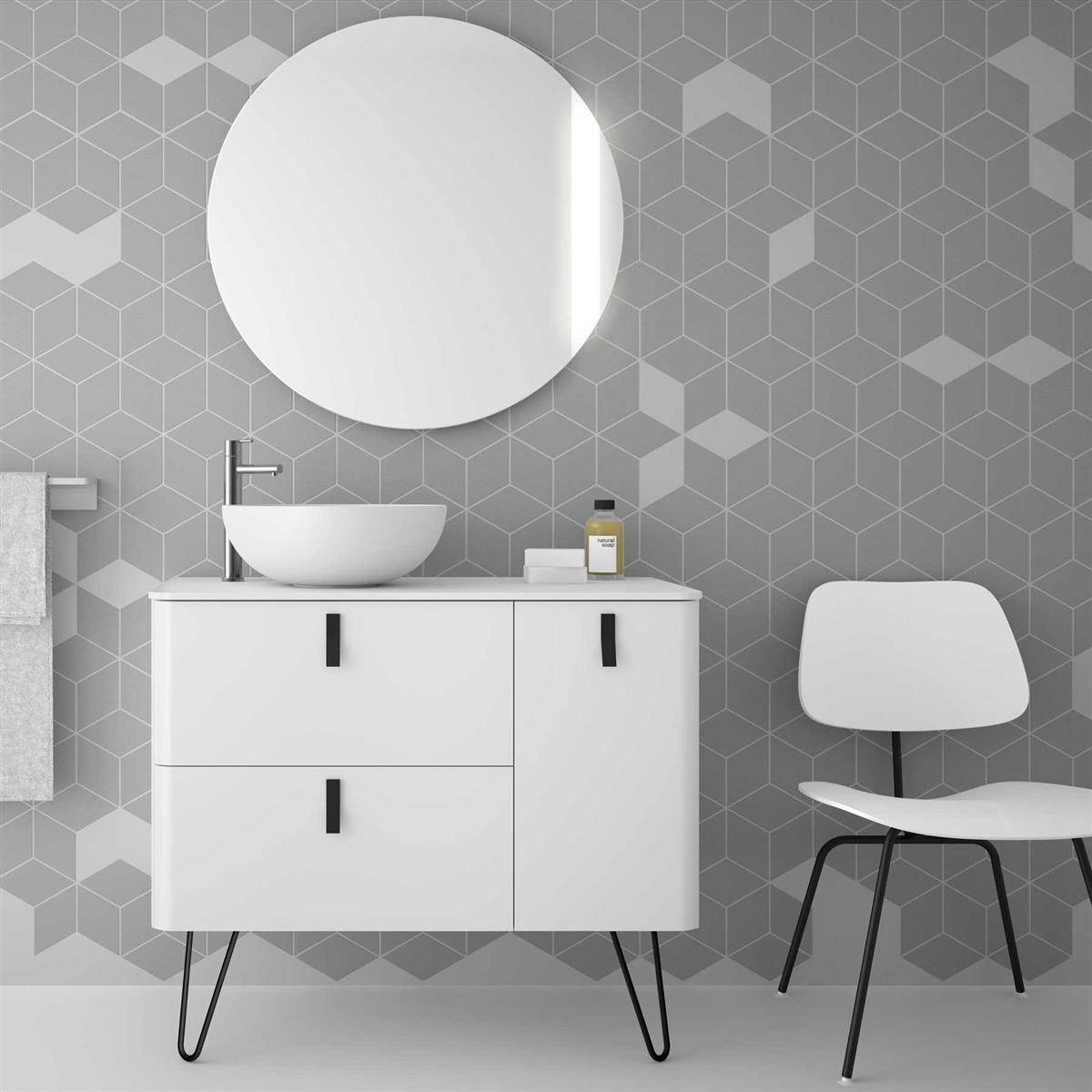 Modernes Badezimmer-Waschtisch mit rundem Spiegel, weißem Aufsatzwaschbecken und Stuhl gegen grau gemusterte geometrische Fliesenwand.
