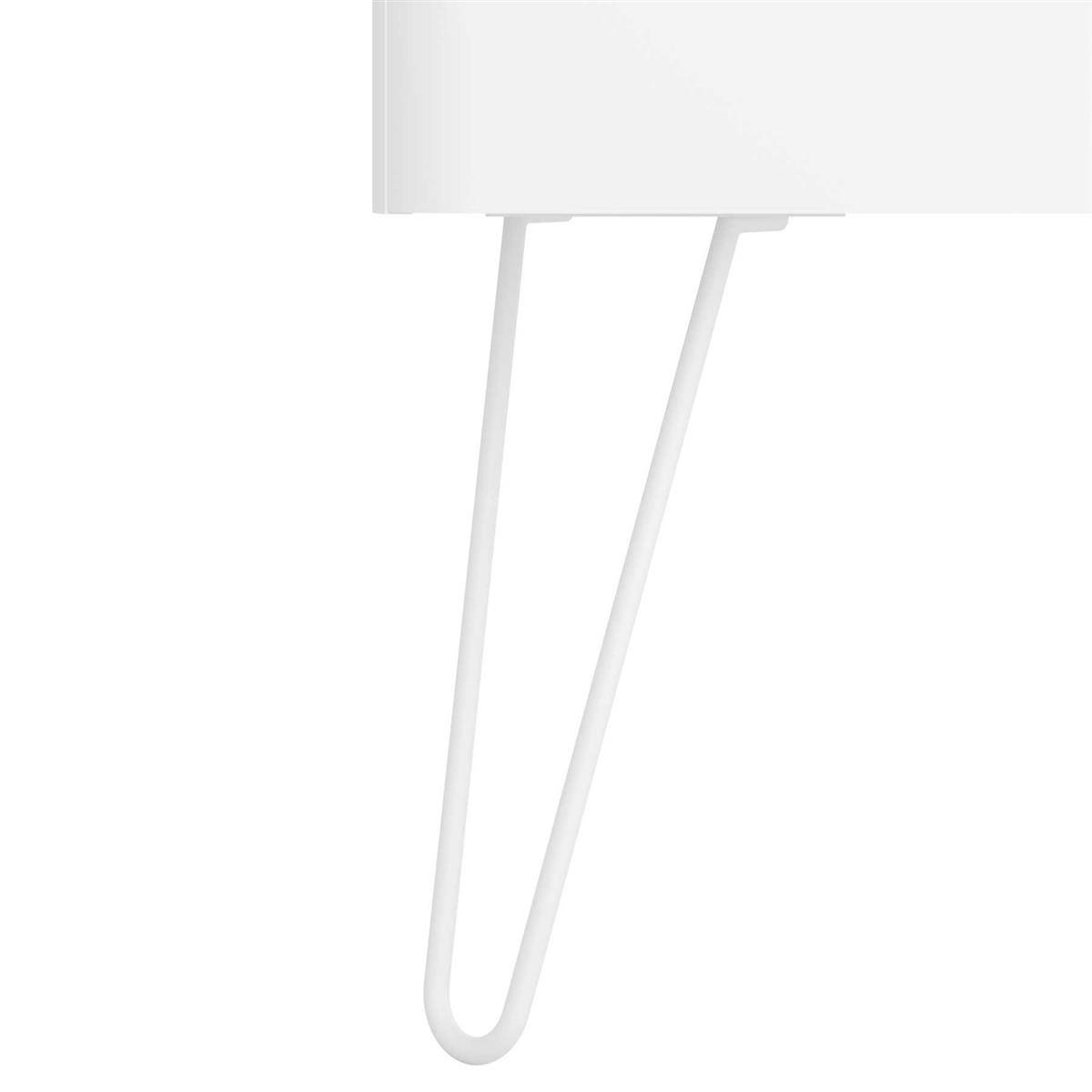 Nahaufnahme einer weißen modernen Lampe oder eines Leuchtenkörpers mit einer schlanken U-förmigen Metallstütze vor einem schlichten weißen Hintergrund.