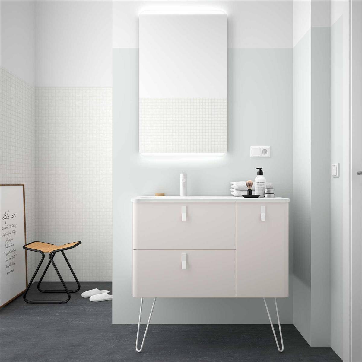 Minimalistisches Badezimmerwaschtisch mit beleuchtetem Spiegel, Waschbecken, Seifenspender, gefalteten Handtüchern und Hausschuhen neben einem kleinen Hocker.