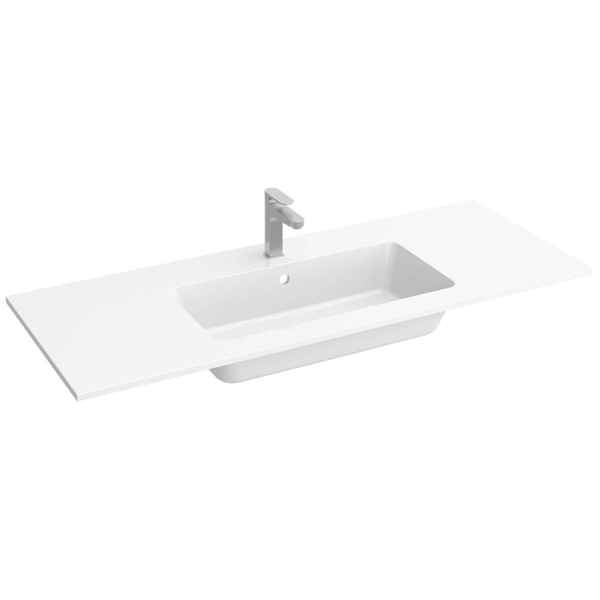 Minimalistisches weißes Badezimmerbecken, das in eine lange rechteckige Arbeitsplatte integriert ist, mit einem einzelnen Chromhahn.