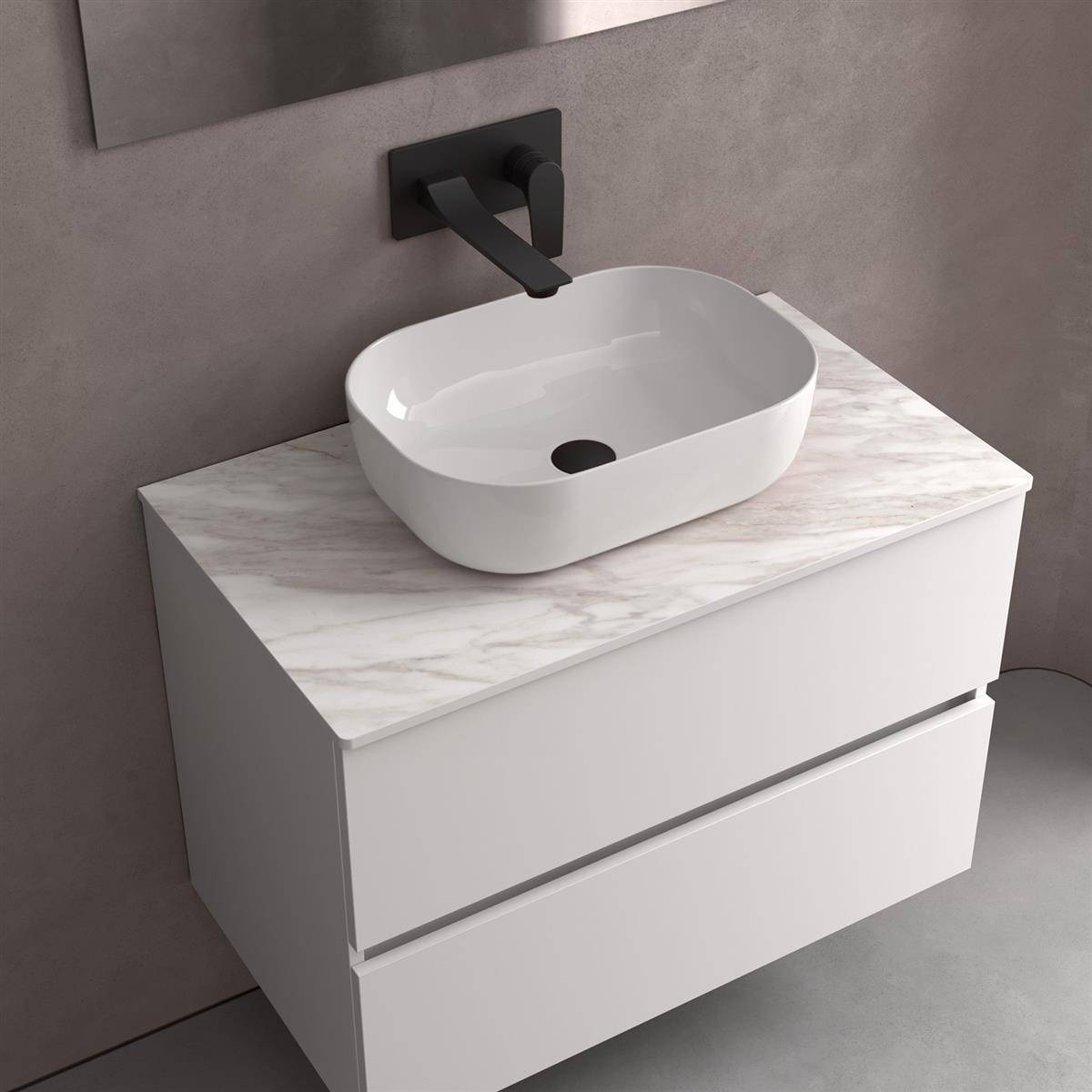 Modernes Badezimmer-Waschtisch mit weißem Aufsatzwaschbecken, schwarzem Wandarmatur und Marmor-Look-Arbeitsplatte vor einer grauen Wand.