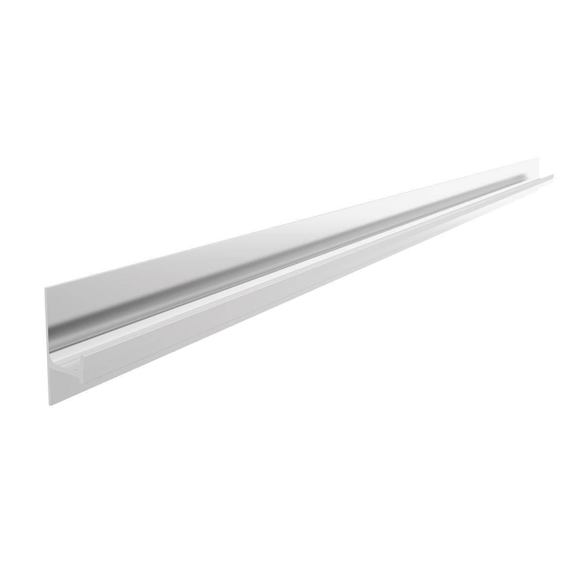 Lange weiße lineare Leuchte oder LED-Strip-Kanal diagonal auf weißem Hintergrund dargestellt.