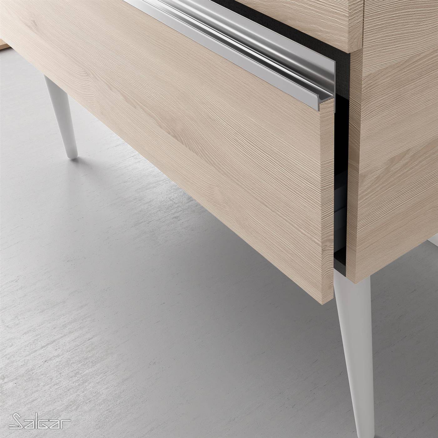 Nahaufnahme einer Kommode oder eines Schranks aus hellem Holz mit teilweise geöffneter Schublade, die einen eleganten Metallgriff und verjüngte weiße Beine zeigt.