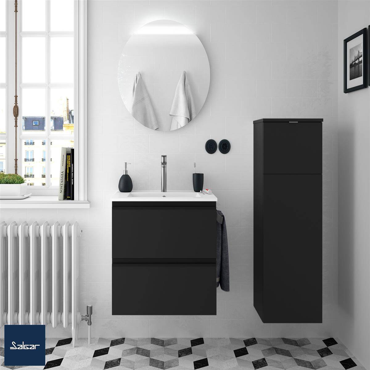 Modernes Badezimmer mit schwarzem Waschtisch, rundem Spiegel, hohemLagerregal, Fenster, Heizkörper und geometrischen schwarz-weißen Bodenfliesen.