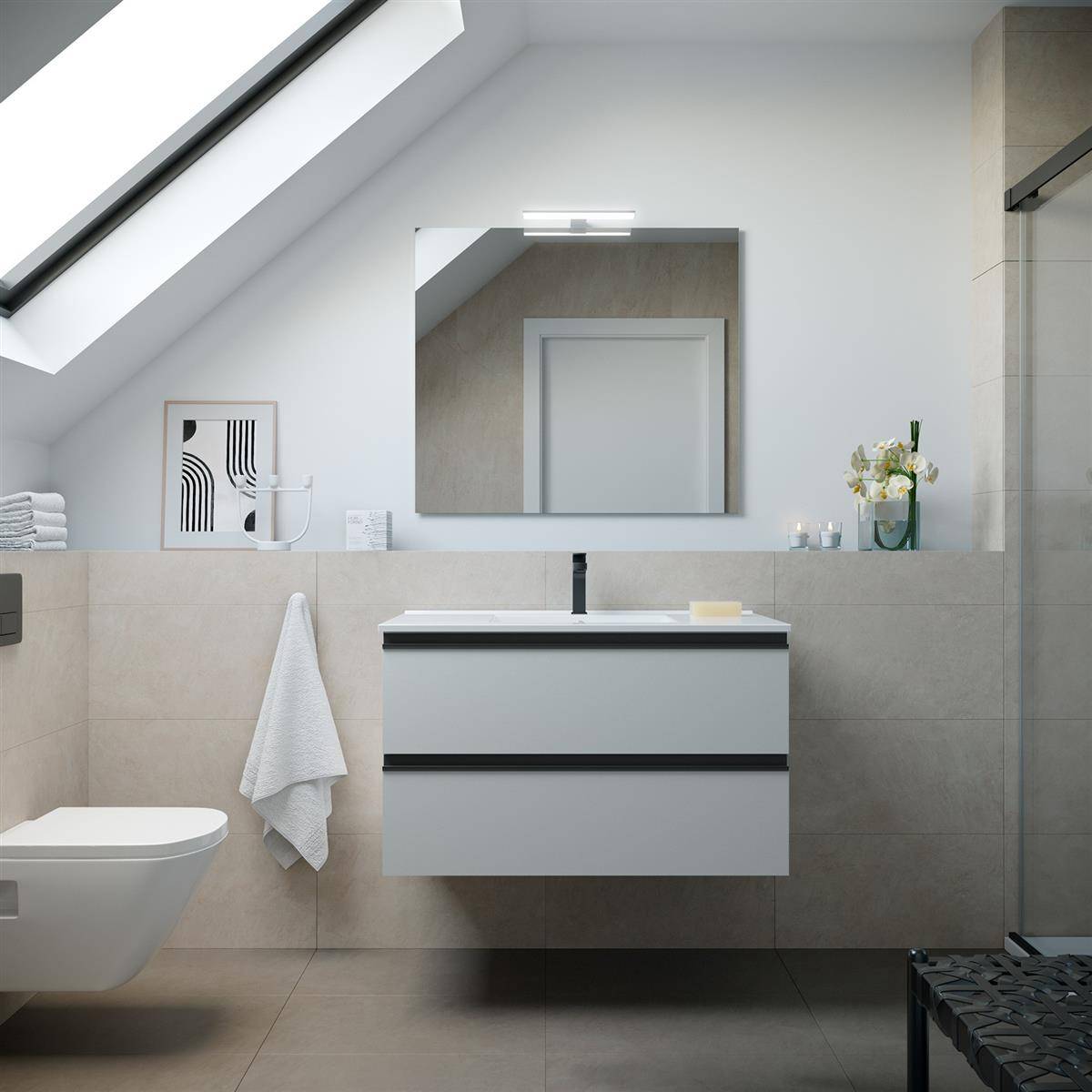 Modernes Badezimmer mit an der Wand montiertem Waschtisch und Spiegel, Toilette, Handtuch, Dachfenster und gläserner Duschkabine.