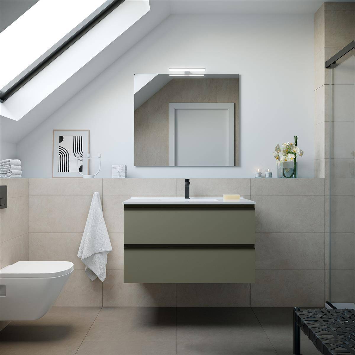 Modernes minimalistisches Badezimmer mit an der Wand montiertem Waschbecken-Waschtisch, Spiegel, Toilette, Handtuch, Oberlicht und gläserner Dusche.