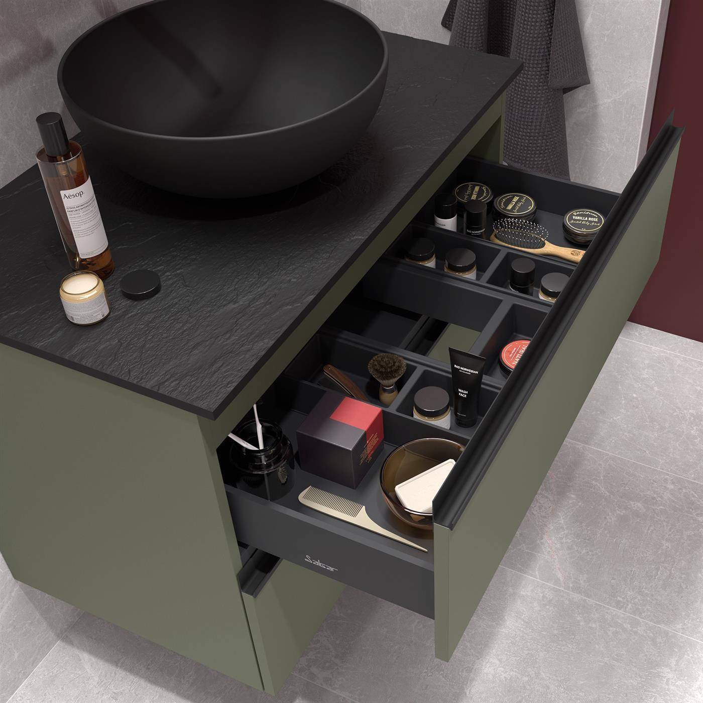 Modernes Waschbeckenunterschrank mit offener Schubladenorganizer, der Kosmetik- und Pflegeartikel hält, plus Flaschen und eine Schüssel auf der Arbeitsplatte.