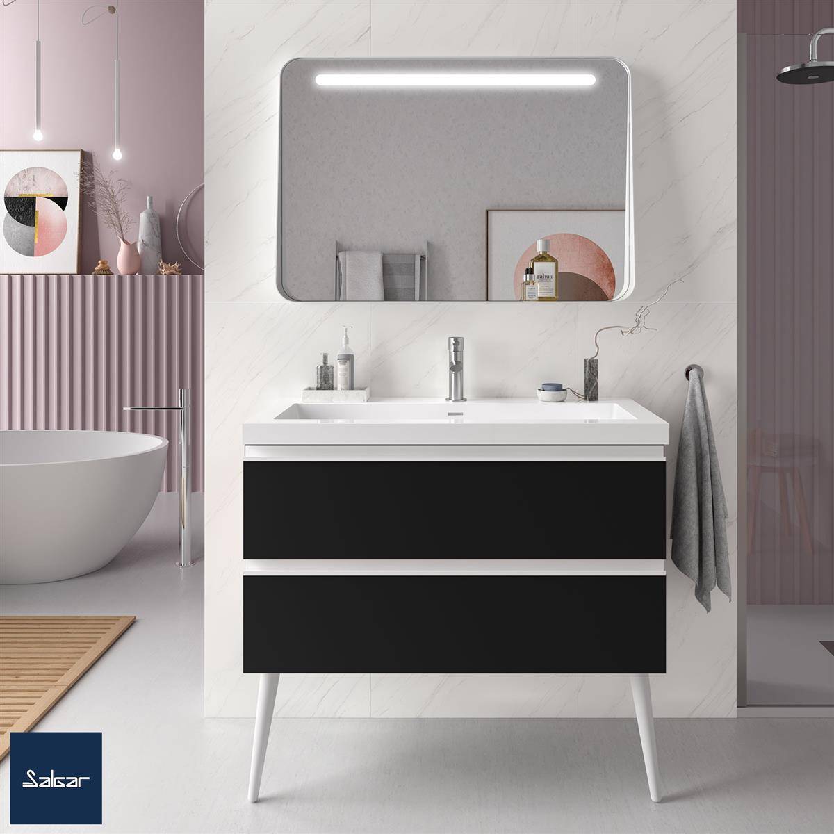 Modernes Badezimmer-Waschtisch mit Spiegel und Waschbecken, mit schwarzweißem Schrank, Wandregal, Handtuch und freistehender Badewanne in einem minimalistischen Interieur.