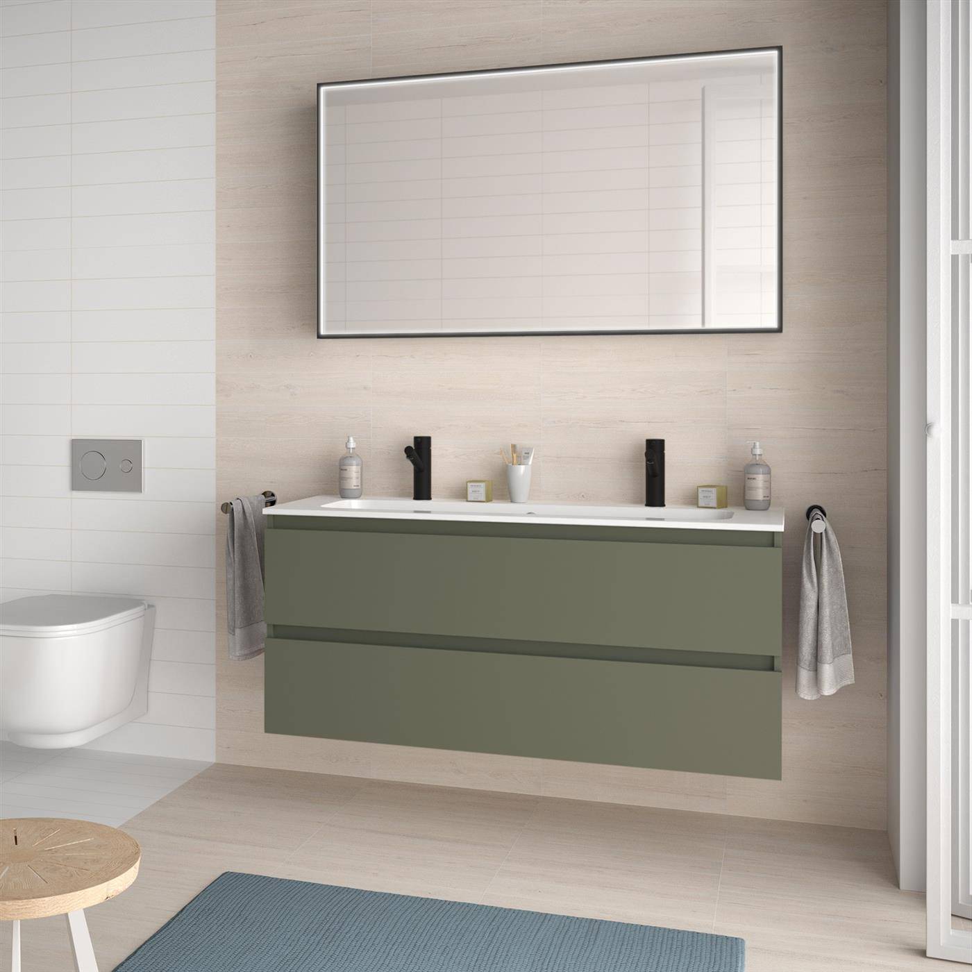 Modernes Badezimmer mit einem wandmontierten olivgrünen Waschtisch, rechteckigem Spiegel, Toilette und hellem Holzfußboden mit einer blauen Badmatte.