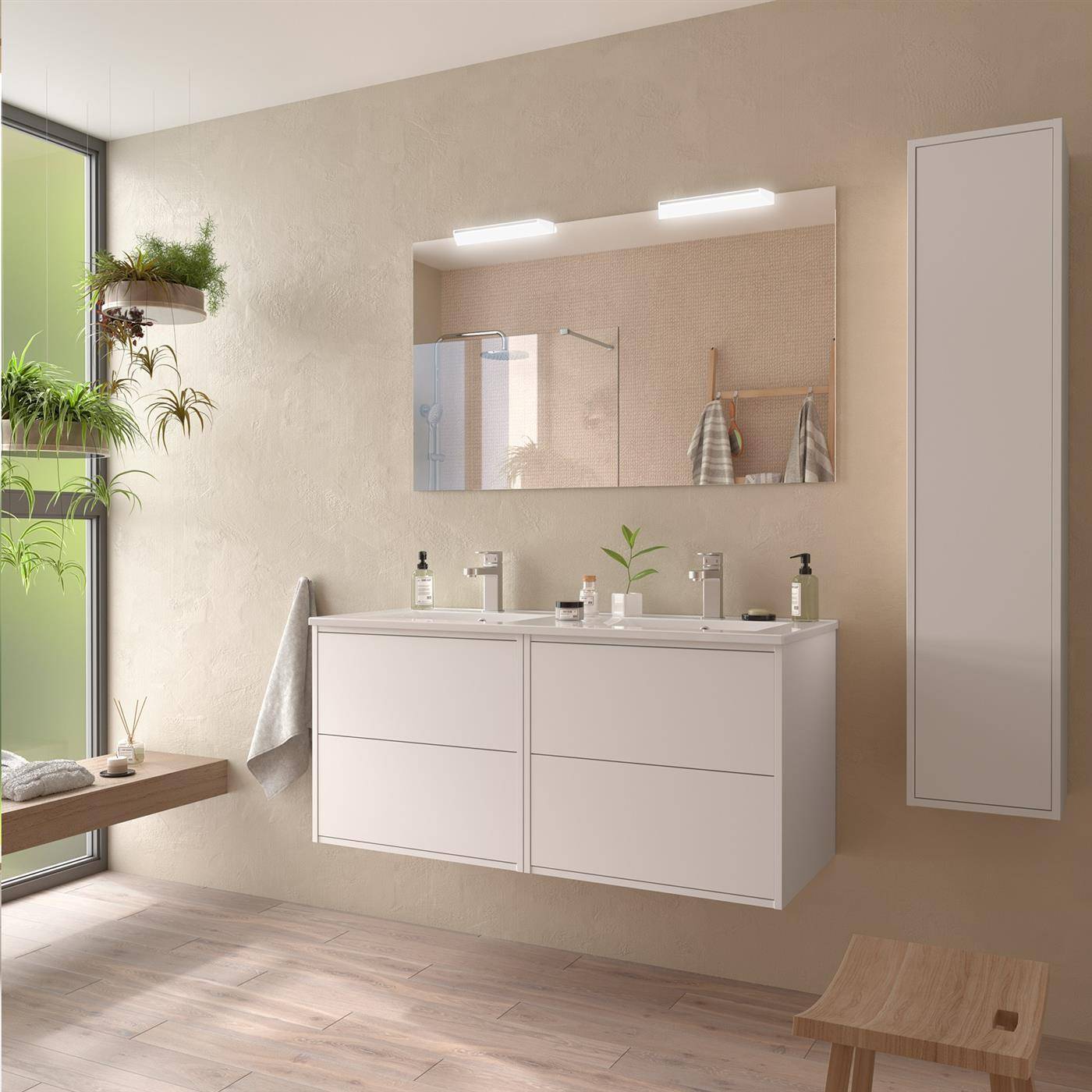 Modernes minimalistisches Badezimmer mit Doppelwaschbecken, großem Spiegel, Wandschrank, Pflanzen auf der Fensterbank und hellem Holzboden.