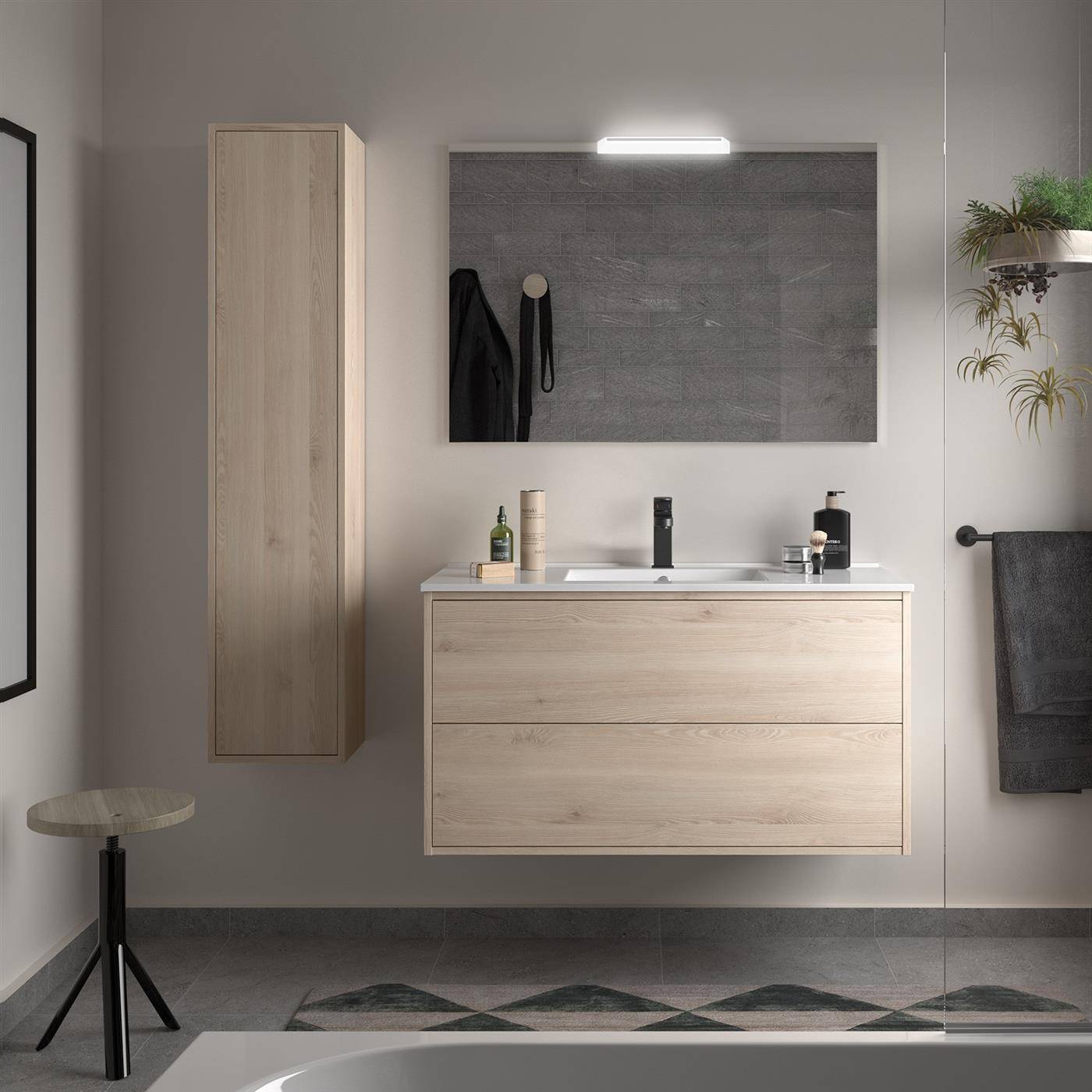 Modernes Badezimmer mit hellem Holzwaschbecken, Wandspiegel, Schrank, Handtuchstange und kleinem Beistelltisch auf grauem Fliesenboden.