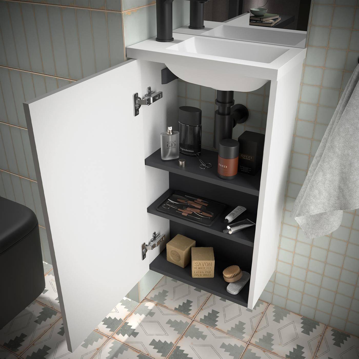 Offener Badezimmerschrank mit Waschbecken und schwarzen Regalen, auf denen Toilettenartikel, Pflegeutensilien und kleine Aufbewahrungsboxen stehen.