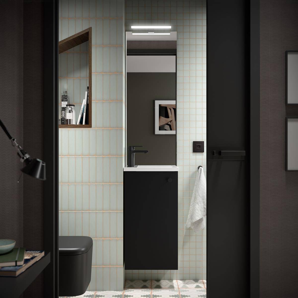Modernes Badezimmer mit schmalem Waschtisch und Spiegel, wandmontierter Toilette, neben dem Duschbereich hängendem Handtuch und gemusterten Bodenfliesen in einem kompakten Raum.
