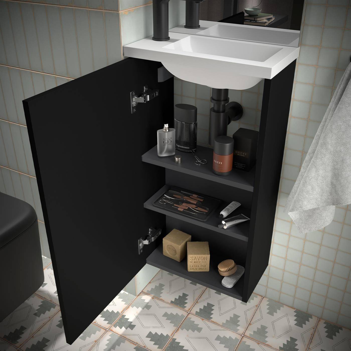 Offener Badezimmerschrank unter dem Waschbecken mit Regalen, die Toilettenartikel, Flaschen, Pflegeutensilien, Seife und eine Bürste enthalten.