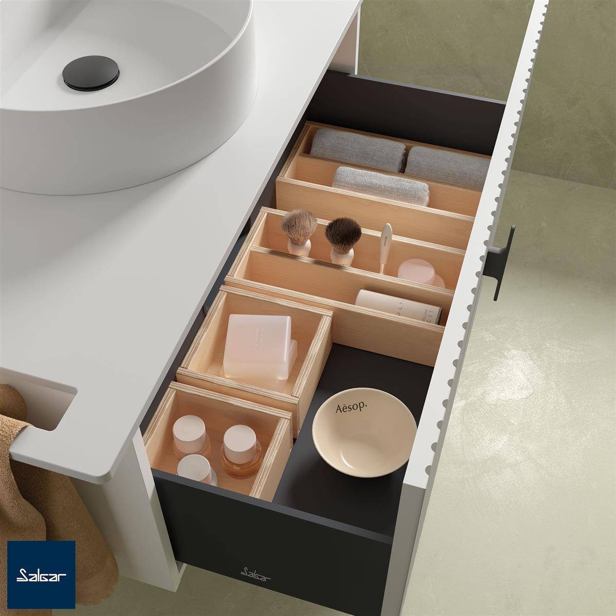 Offenes Badezimmerschrank-Schubfach mit organisierten Kosmetik- und Pflegeprodukten in Holztrennern neben einem Waschbecken.