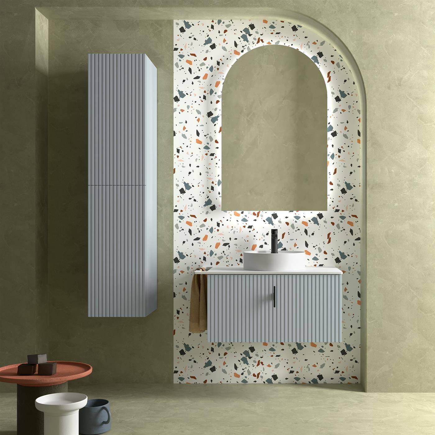 Modernes Badezimmer mit Terrazzo-Bogenspiegel, wandmontiertem gestreiftem Waschtisch mit Waschbecken und passendem hohem Schrank an einer olivgrünen Wand.
