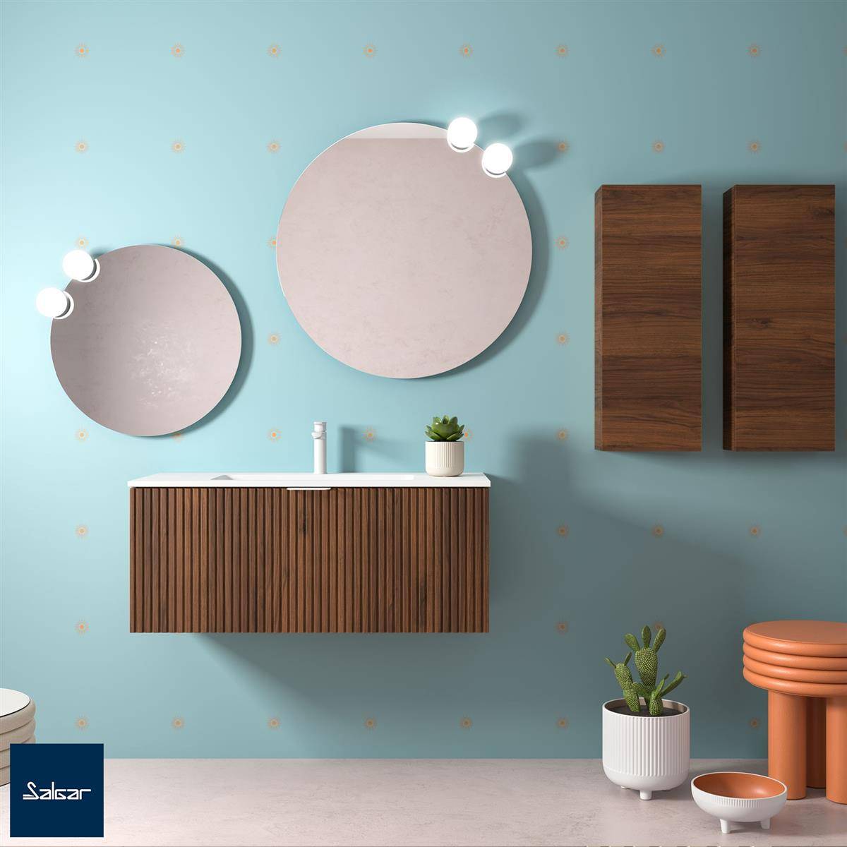 Modernes Badezimmer-Waschtischset mit zwei runden Spiegeln, hölzernen Wandschränken, einem freischwebenden Waschtischschrank mit Lamellenboden und kleinen Topfpflanzen vor einer hellblauen Wand.