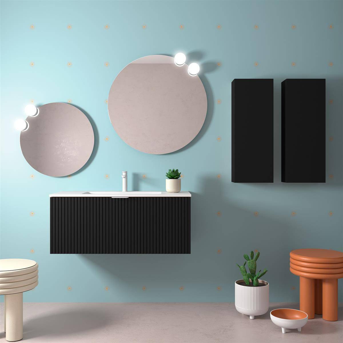 Modernes Badezimmer mit blauen Wänden, runden Spiegeln, schwarzem Waschtisch, zwei hohen schwarzen Schränken sowie kleinen Hockern und Pflanzen.
