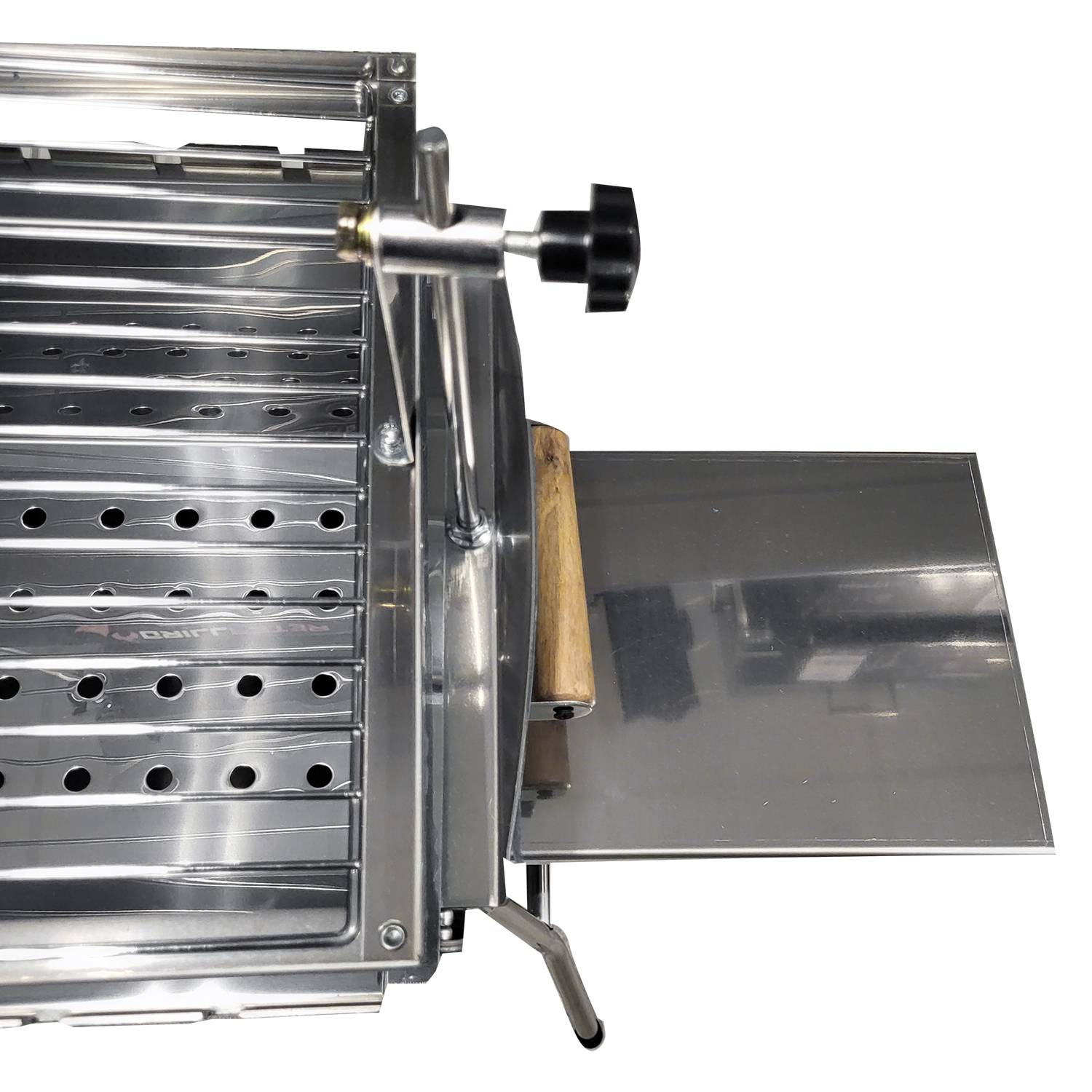 Metallische Nudelmaschine mit verstellbaren Walzen und Holzgriff, verwendet zum Flattieren und Schneiden von Teig.