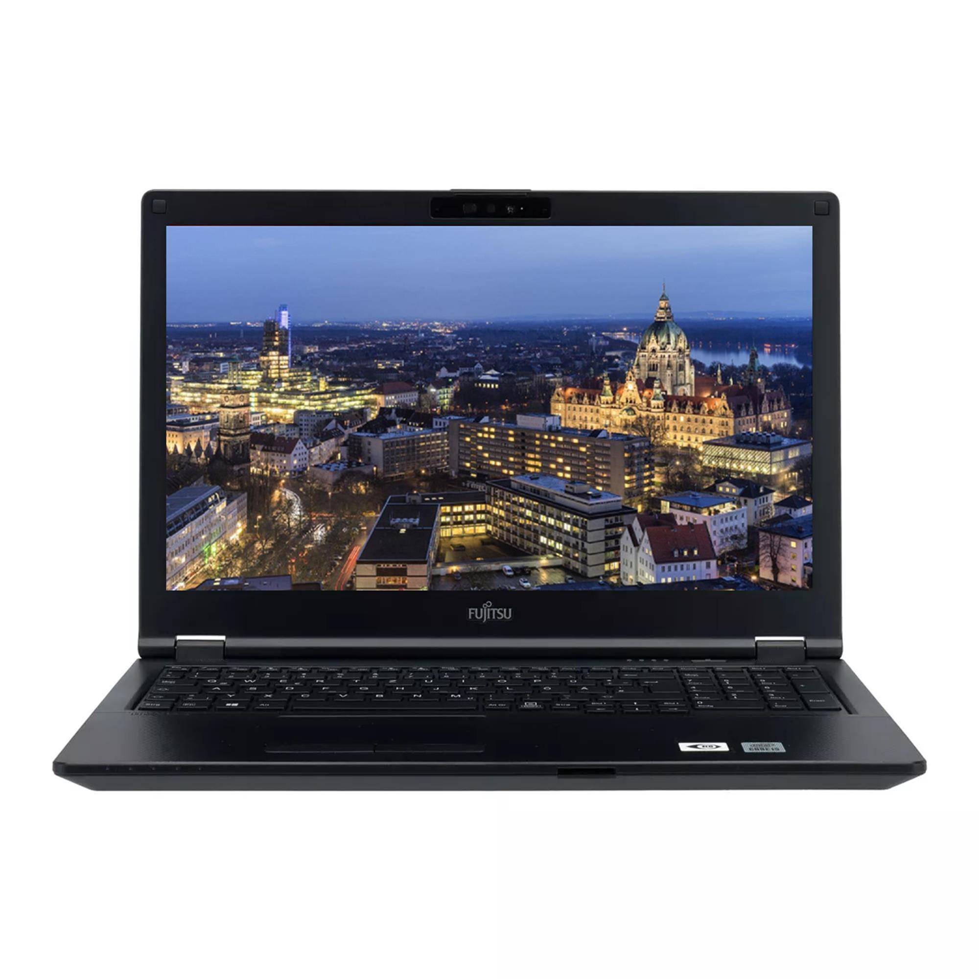 Schwarzer Fujitsu-Laptop auf weißem Hintergrund offen, zeigt eine Stadtsilhouette in der Abenddämmerung auf seinem Bildschirm.