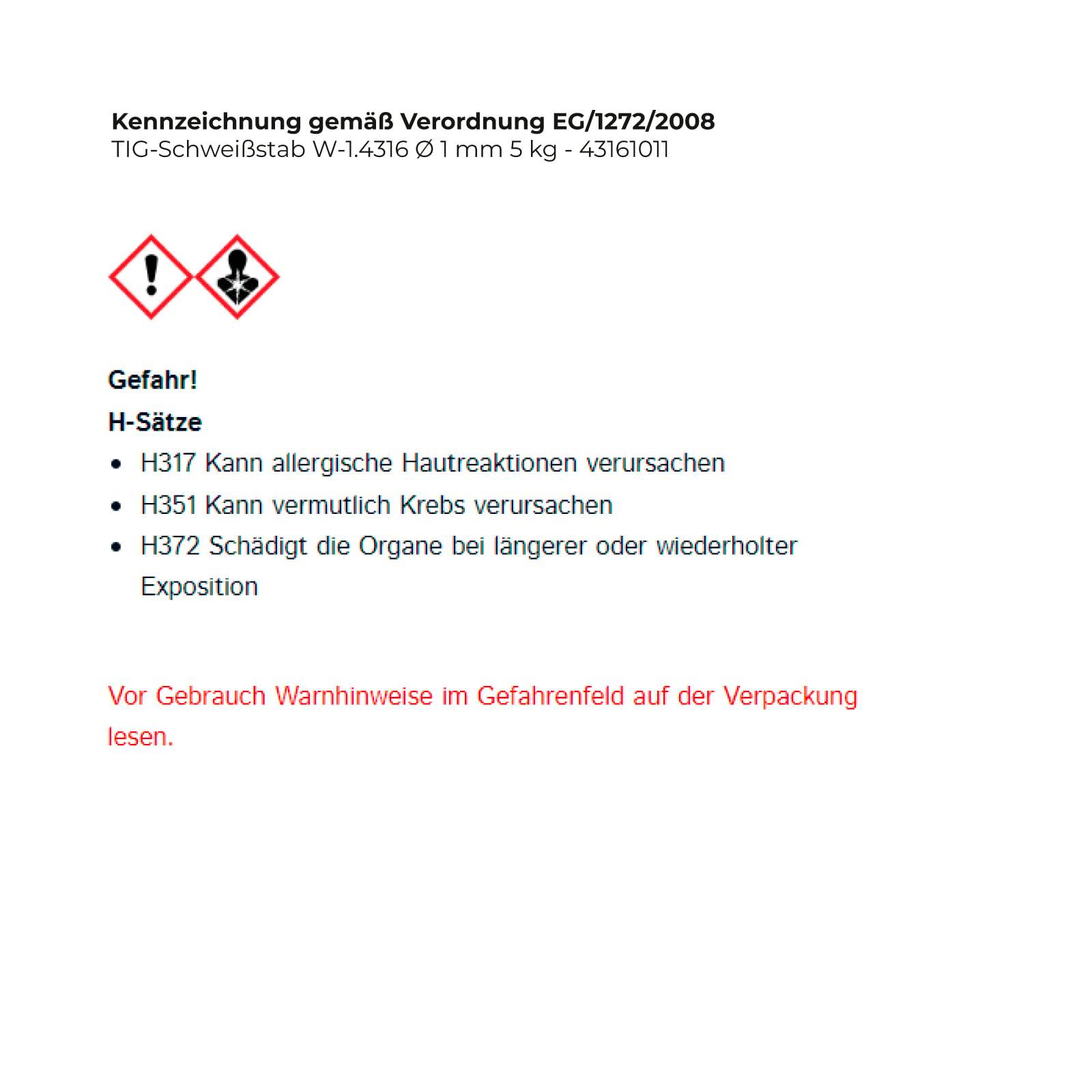 Ein Laptop-Netzteil mit schwarzer rechteckiger Form, gedruckten technischen Spezifikationen und einem angebrachten schwarzen Kabel, das ordentlich aufgewickelt ist.