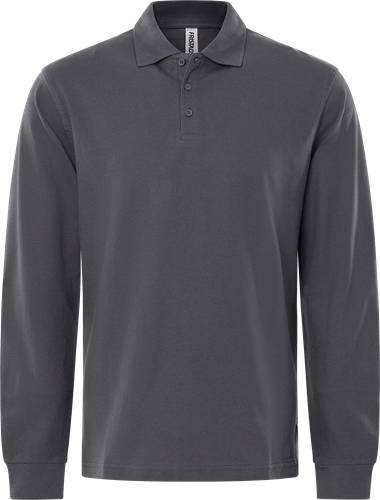 Graues langärmeliges Poloshirt mit geknöpftem Kragen, gegen einen einfarbigen Hintergrund präsentiert.