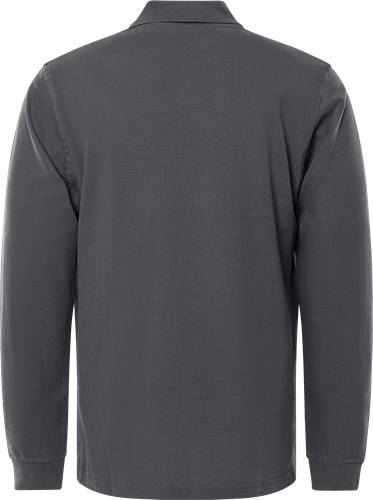 Eine Person trägt ein dunkelgraues langärmliges Shirt und steht mit dem Rücken zur Betrachter, wobei nur die Rückseite des Shirts zu sehen ist.