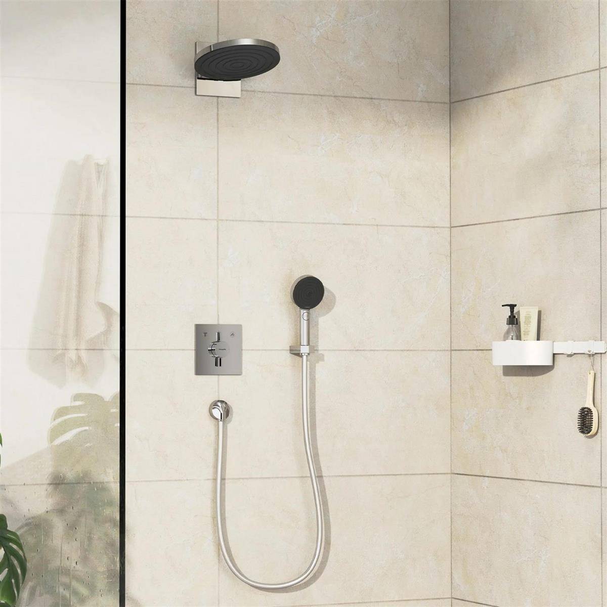 Modernes gefliestes Badezimmer mit schwarzem Regenduschkopf, tragbarem Duschkopf und Wandregal mit Toilettenartikeln.