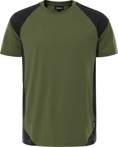 Ein grünes T-Shirt mit schwarzen Ärmeln und seitlichen Einsätzen, Frontansicht.