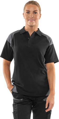 Eine Person trägt ein schwarzes Poloshirt mit grauen Schultereinsätzen.
