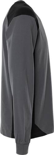 Eine Person, die eine lockere graue Hose trägt.
