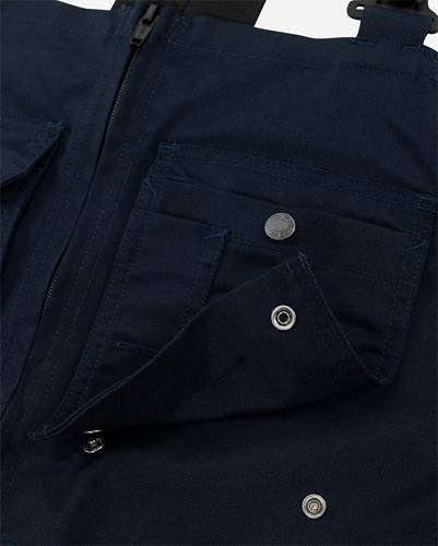 Eine Nahaufnahme einer marineblauer Jacke zeigt eine teilweise geöffnete Druckknopftasche mit einem sichtbaren silbernen Knopf und hebt damit deren Design hervor.